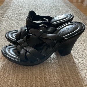 Leather sandals with heel